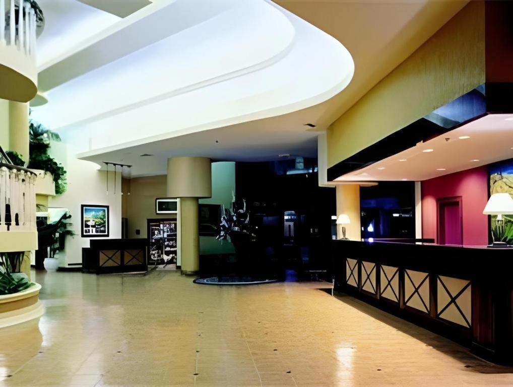 Ontario Gateway Hotel Екстер'єр фото